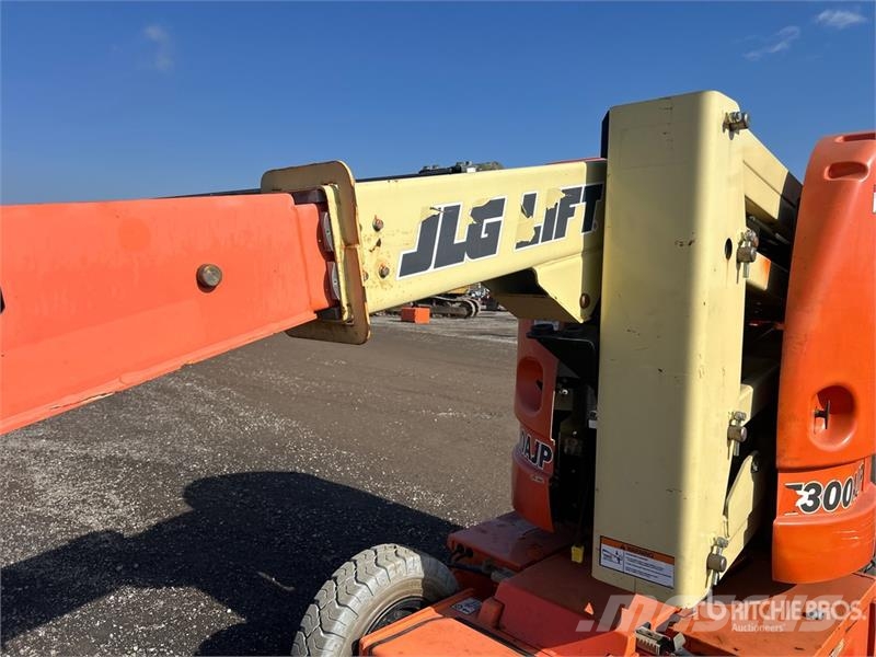 JLG E300AJP 2WD Electric Articulating Boom Lift رافعات سلة مفصلية