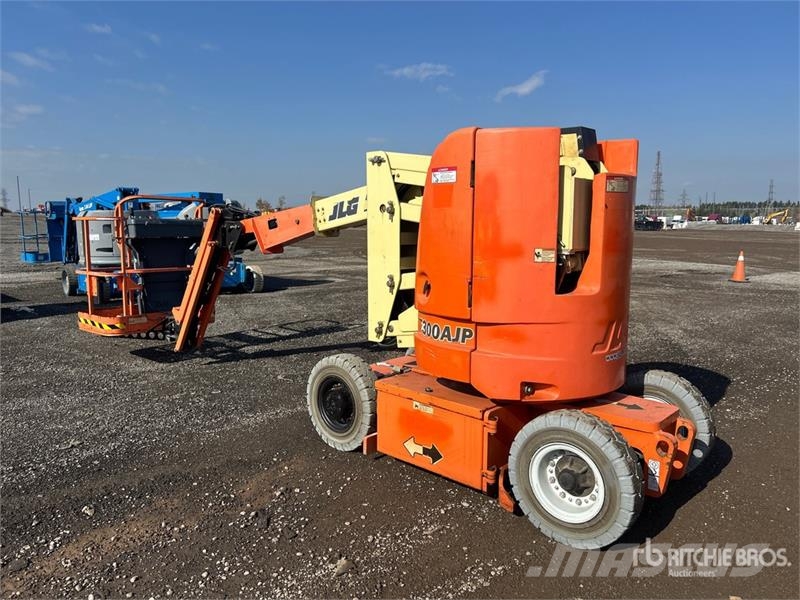 JLG E300AJP 2WD Electric Articulating Boom Lift رافعات سلة مفصلية