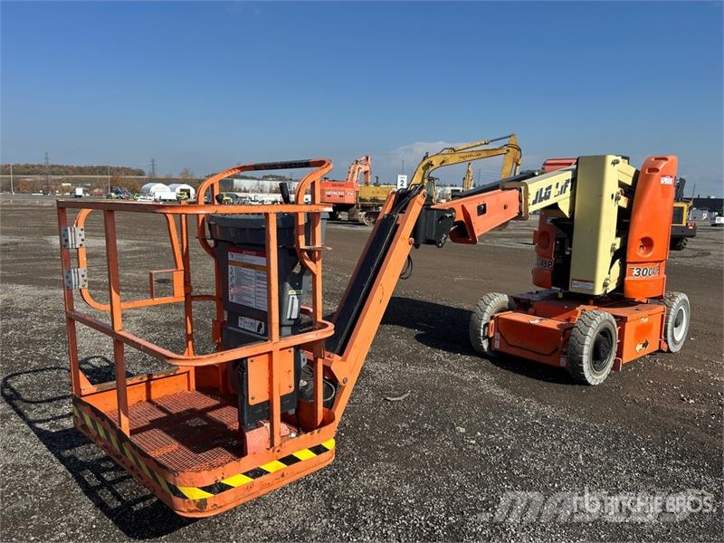 JLG E300AJP 2WD Electric Articulating Boom Lift رافعات سلة مفصلية