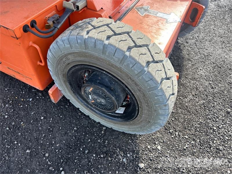 JLG E300AJP 2WD Electric Articulating Boom Lift رافعات سلة مفصلية