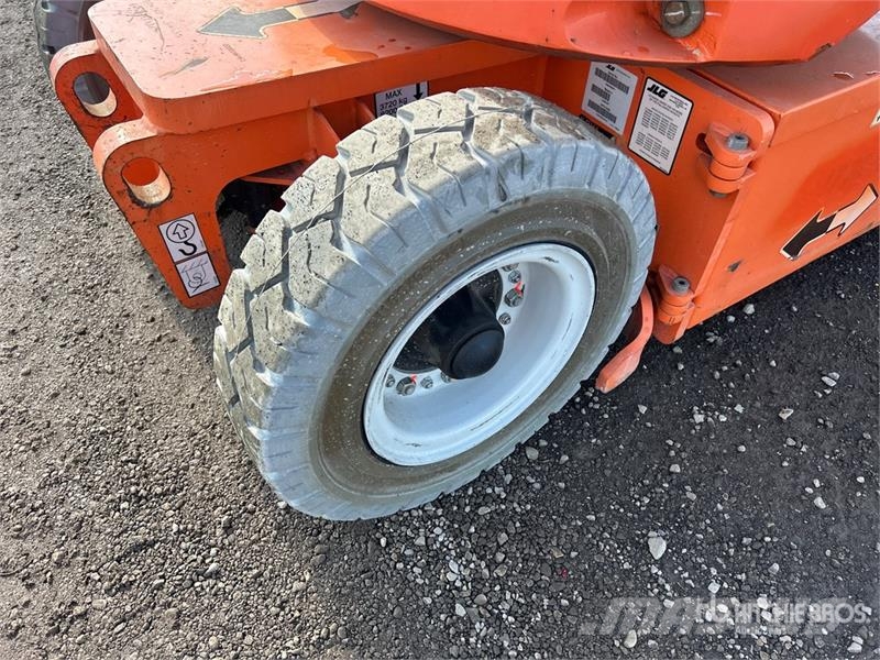 JLG E300AJP 2WD Electric Articulating Boom Lift رافعات سلة مفصلية