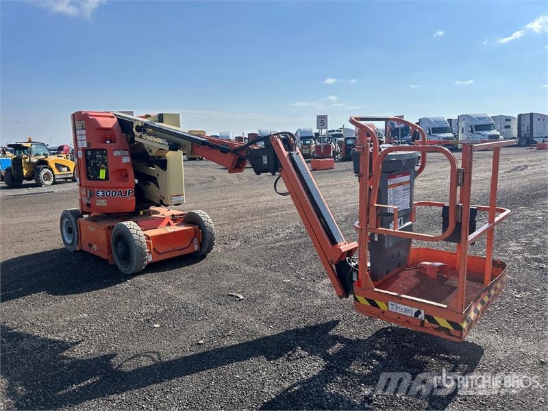 JLG E300AJP 2WD Electric Articulating Boom Lift رافعات سلة مفصلية