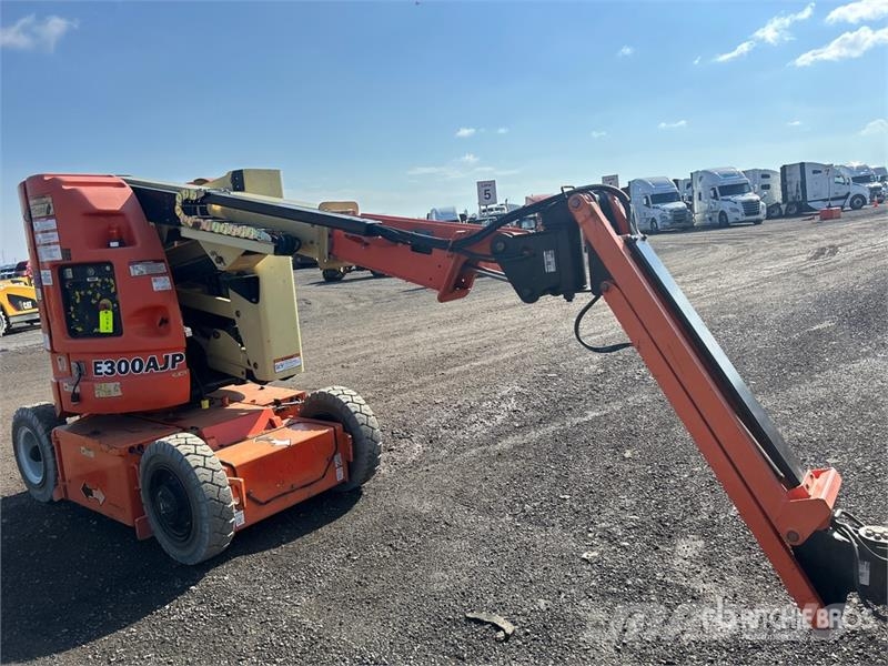 JLG E300AJP 2WD Electric Articulating Boom Lift رافعات سلة مفصلية