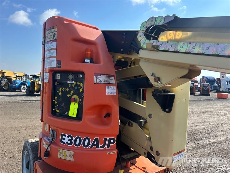 JLG E300AJP 2WD Electric Articulating Boom Lift رافعات سلة مفصلية