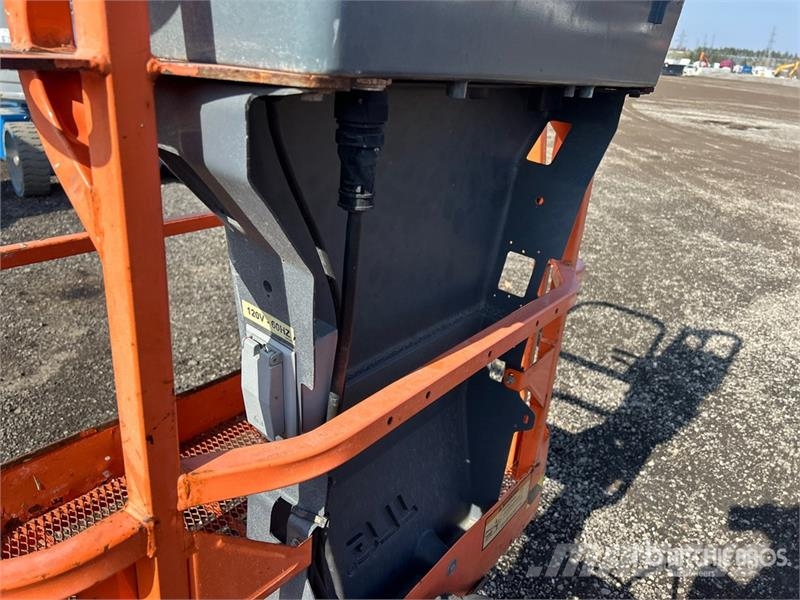 JLG E300AJP 2WD Electric Articulating Boom Lift رافعات سلة مفصلية