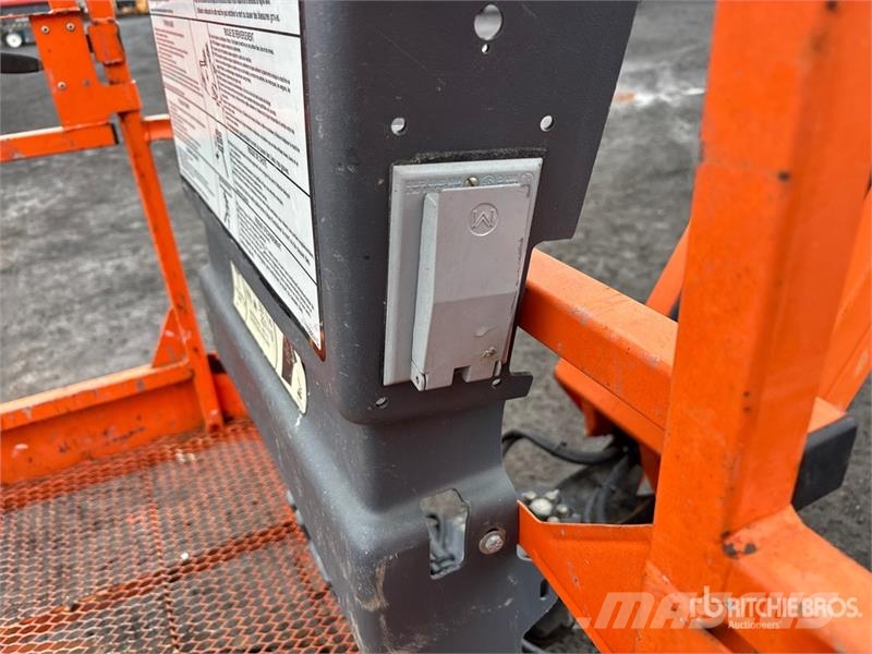 JLG E400AJPN 2WD Electric Articulating Boom Lift Articulated boom lifts