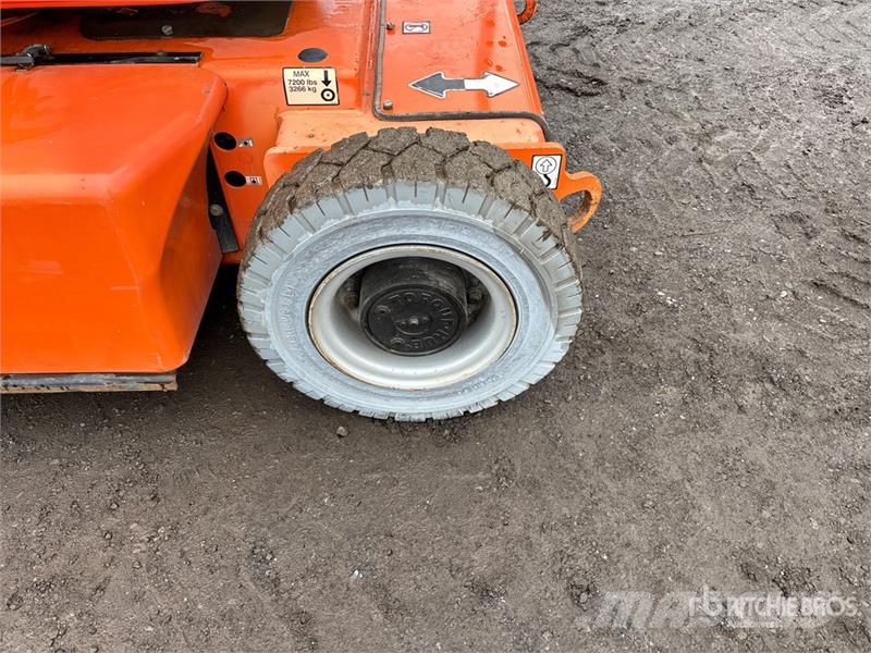 JLG E400AJPN 2WD Electric Articulating Boom Lift Articulated boom lifts