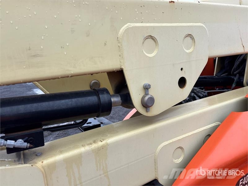 JLG E400AJPN 2WD Electric Articulating Boom Lift Articulated boom lifts