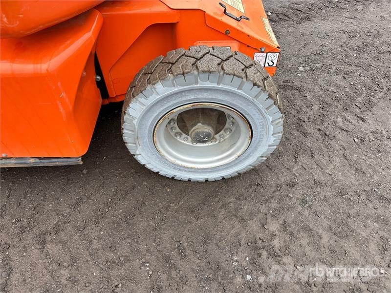 JLG E400AJPN 2WD Electric Articulating Boom Lift Articulated boom lifts