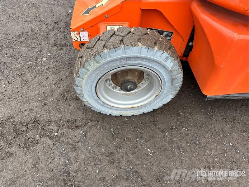 JLG E400AJPN 2WD Electric Articulating Boom Lift Articulated boom lifts