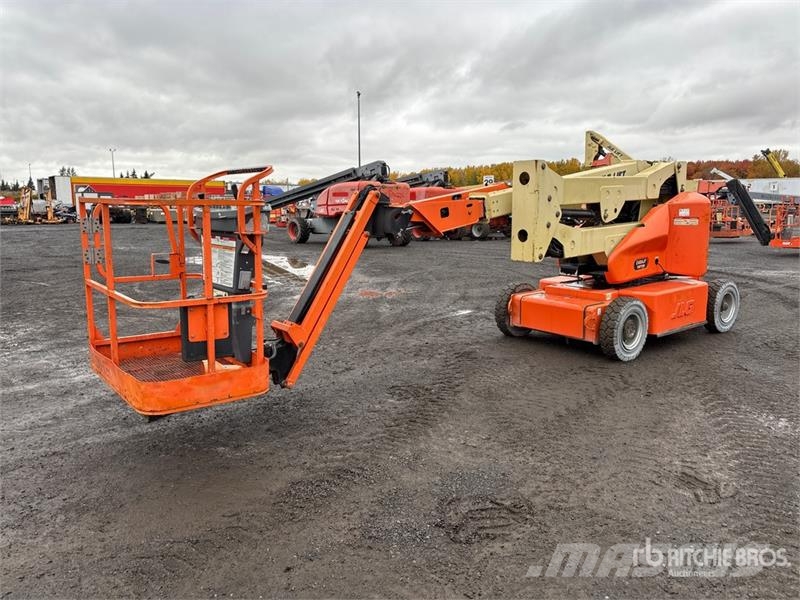 JLG E400AJPN 2WD Electric Articulating Boom Lift Articulated boom lifts