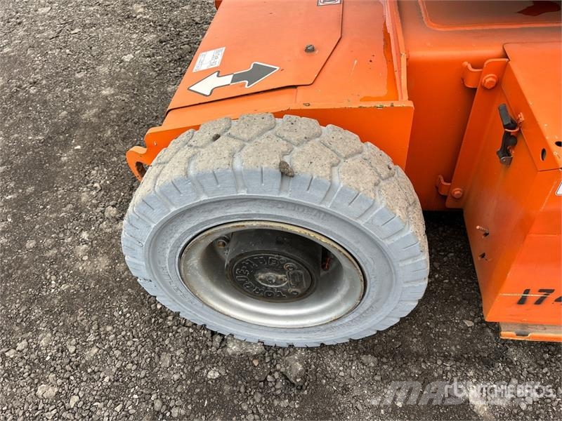 JLG E400AN 2WD Electric Articulating Boom Lift رافعات سلة مفصلية