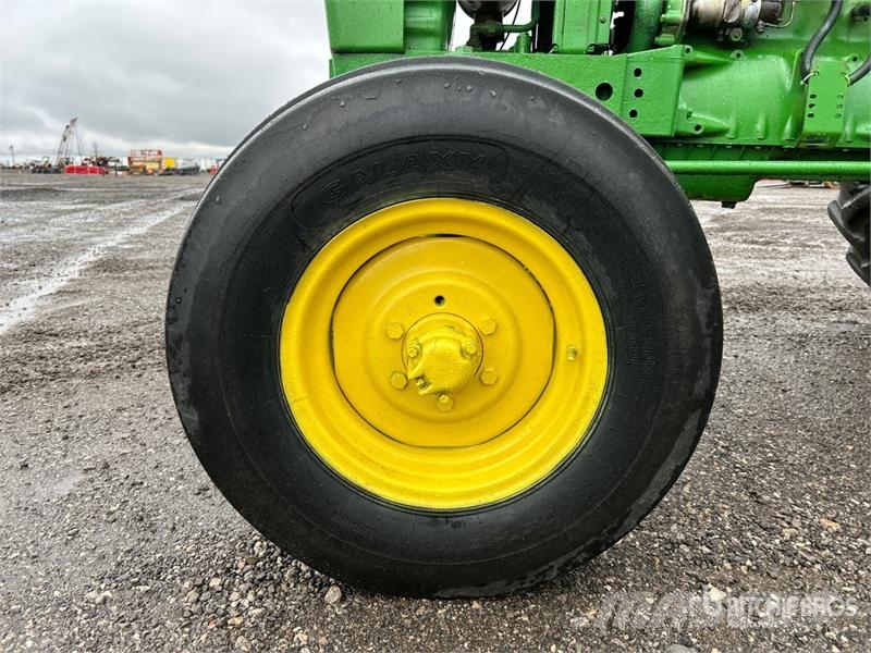 John Deere 2130 2WD Tractor Traktoren