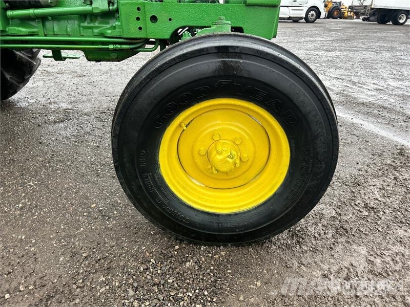 John Deere 2130 2WD Tractor Traktoren
