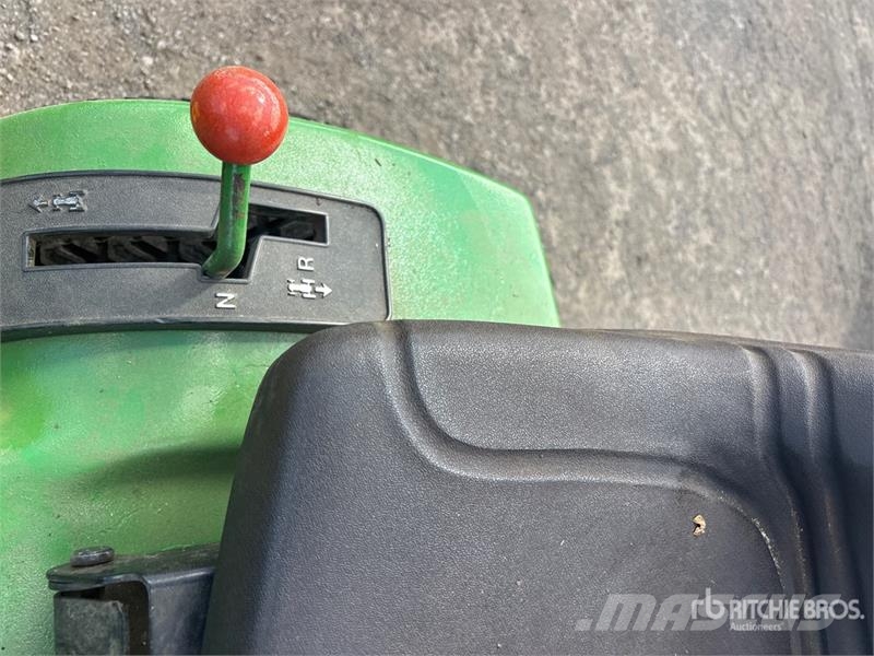 John Deere 235 4x2 Ride-On Lawn Mower 탑승형 잔디깎기