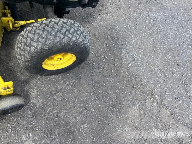 John Deere 235 4x2 Ride-On Lawn Mower 탑승형 잔디깎기