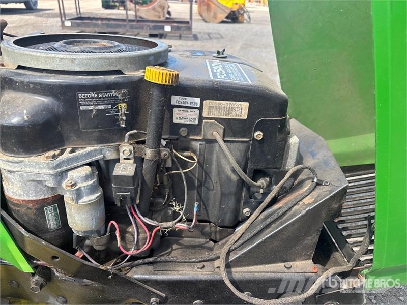 John Deere 235 4x2 Ride-On Lawn Mower 탑승형 잔디깎기