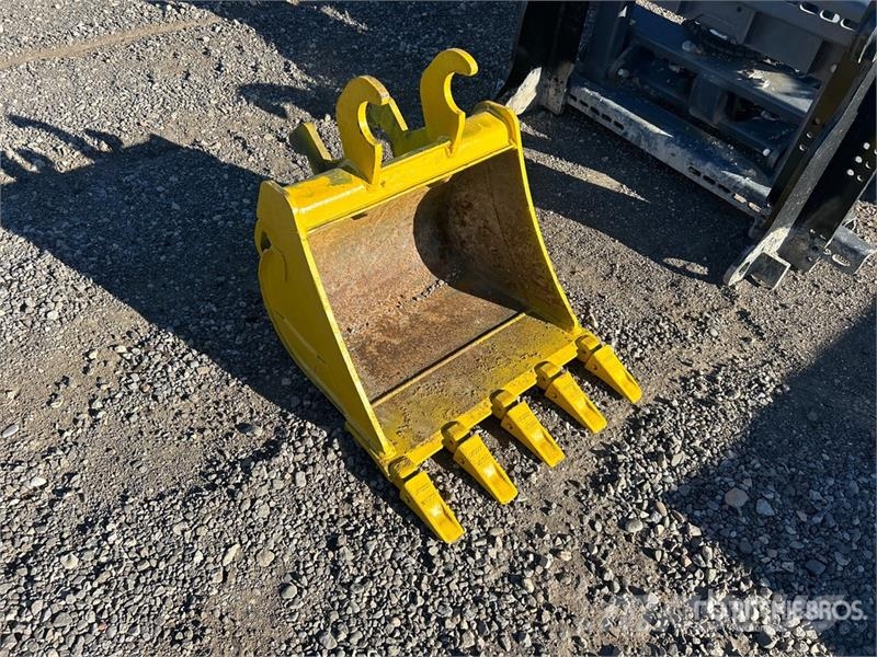 John Deere 24 in Excavator Bucket - Fits John Deere 35G 挖斗