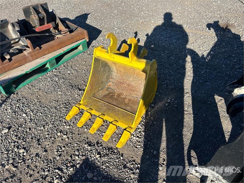 John Deere 24 in Excavator Bucket - Fits John Deere 35G 挖斗