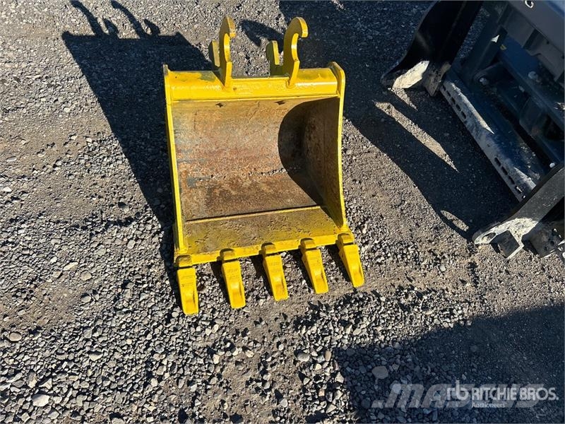 John Deere 24 in Excavator Bucket - Fits John Deere 35G 挖斗