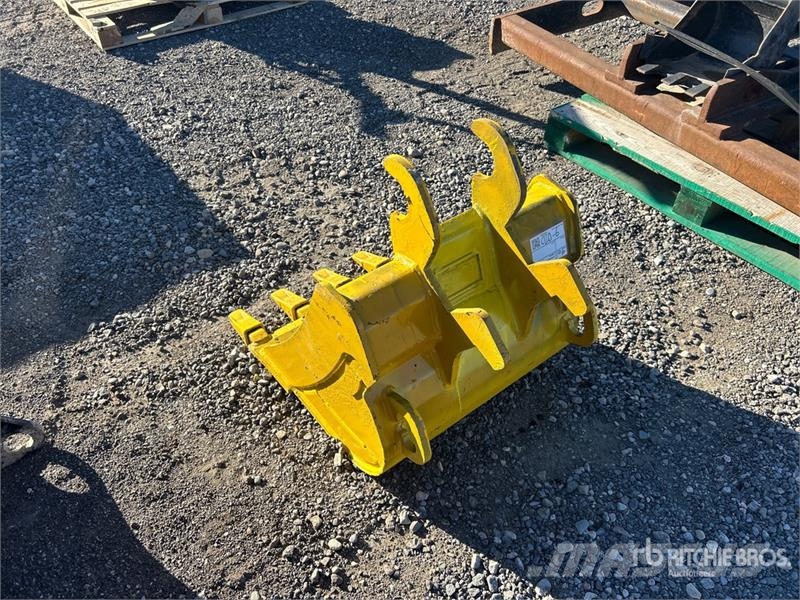 John Deere 24 in Excavator Bucket - Fits John Deere 35G 挖斗