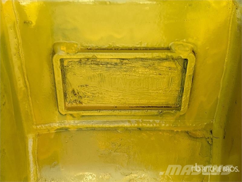 John Deere 24 in Excavator Bucket - Fits John Deere 35G 挖斗