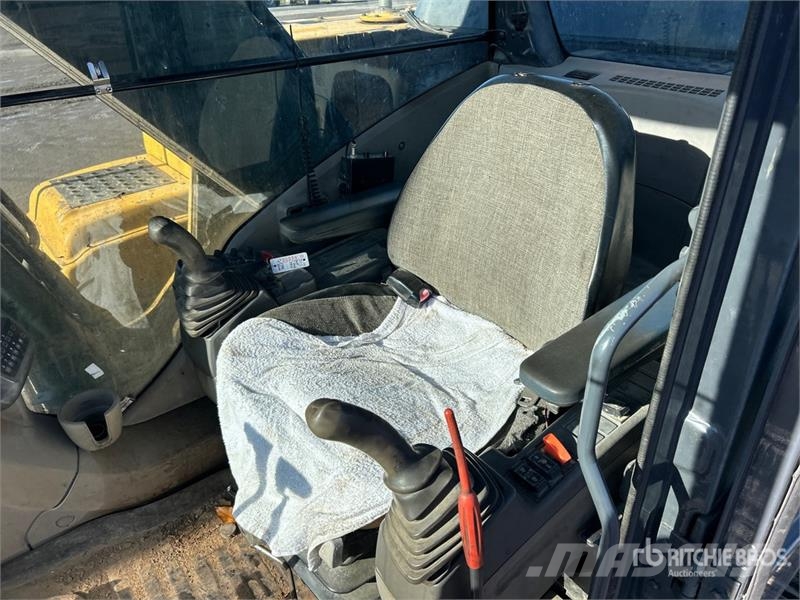 John Deere 240D LC Tracked Excavator Crawler excavators
