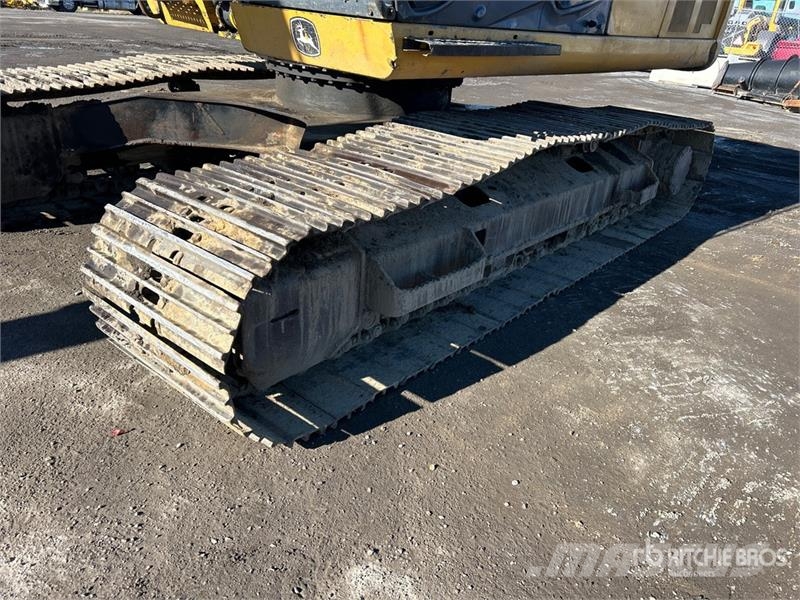 John Deere 240D LC Tracked Excavator Crawler excavators