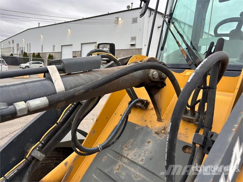 John Deere 244J Utovarivači na kotačima