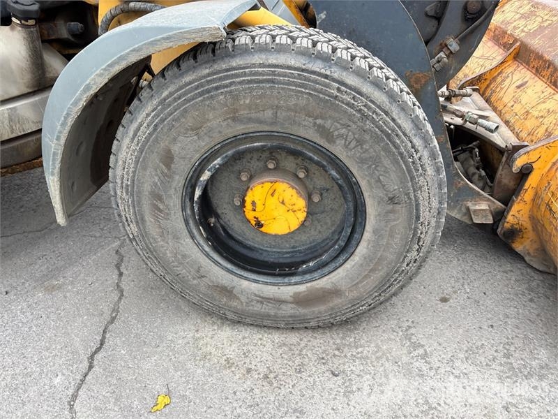 John Deere 244J Utovarivači na kotačima
