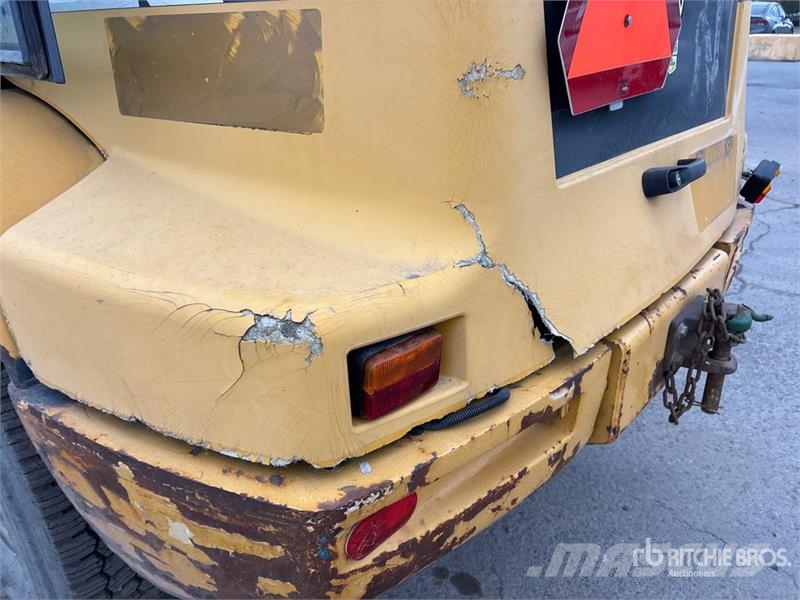 John Deere 244J Utovarivači na kotačima