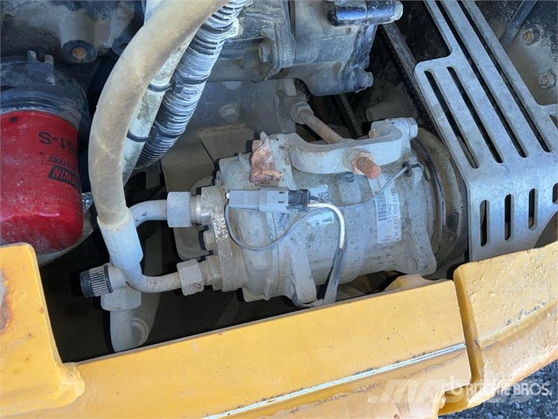 John Deere 244L Iekrāvēji uz riteņiem