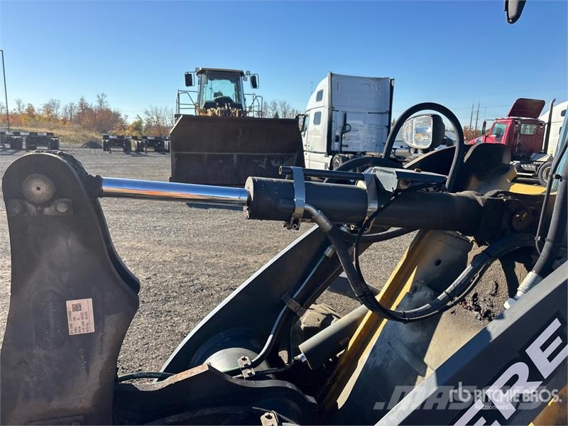 John Deere 244L Iekrāvēji uz riteņiem