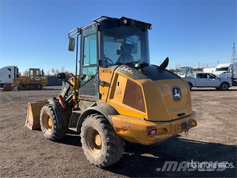 John Deere 244L Iekrāvēji uz riteņiem