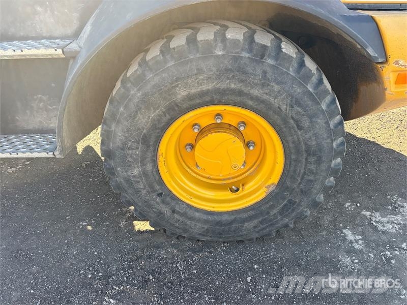John Deere 244L Iekrāvēji uz riteņiem