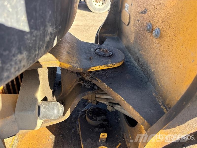 John Deere 244L Iekrāvēji uz riteņiem
