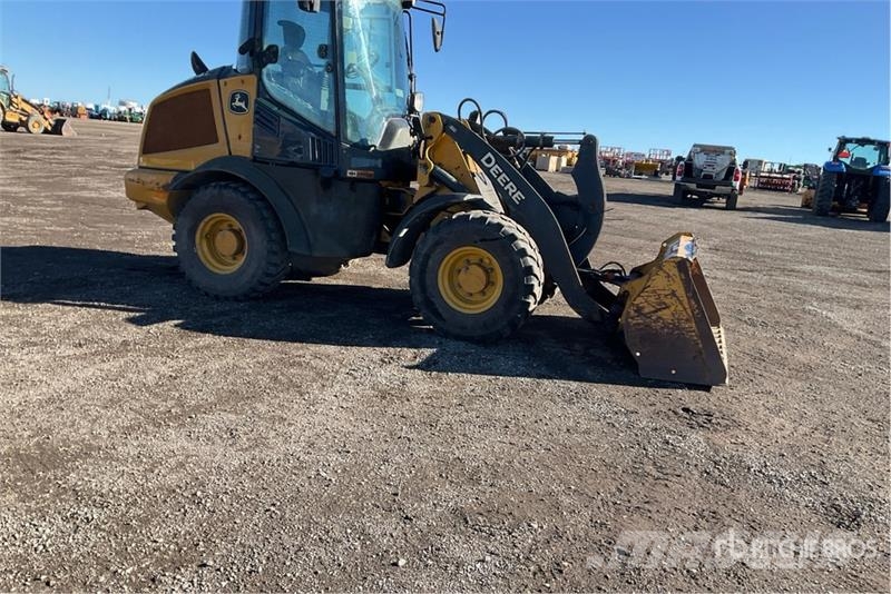 John Deere 244L Iekrāvēji uz riteņiem