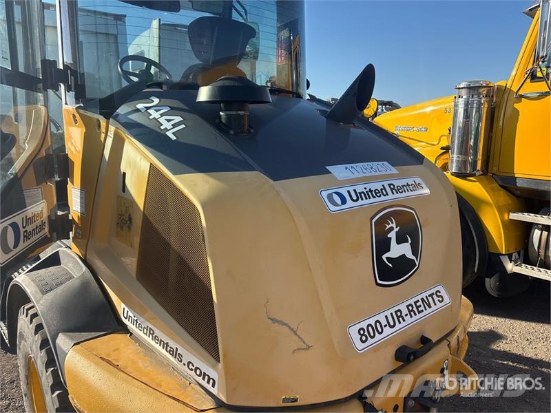 John Deere 244L 輪胎式裝載機