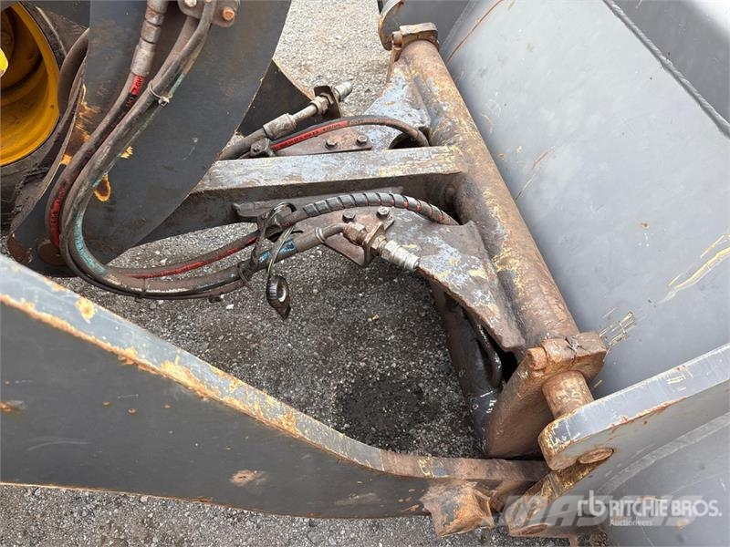 John Deere 244L Wheel loaders