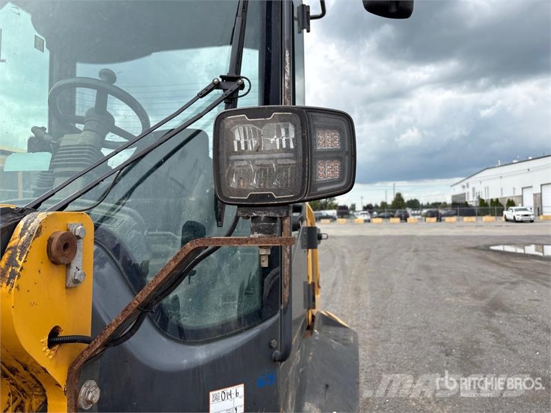 John Deere 244L Wheel loaders