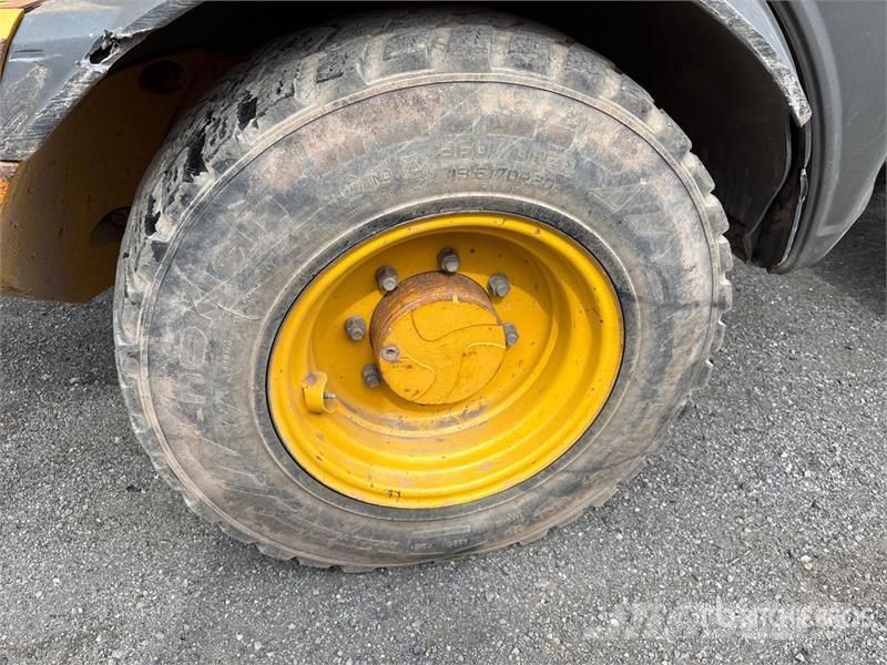 John Deere 244L Wheel loaders