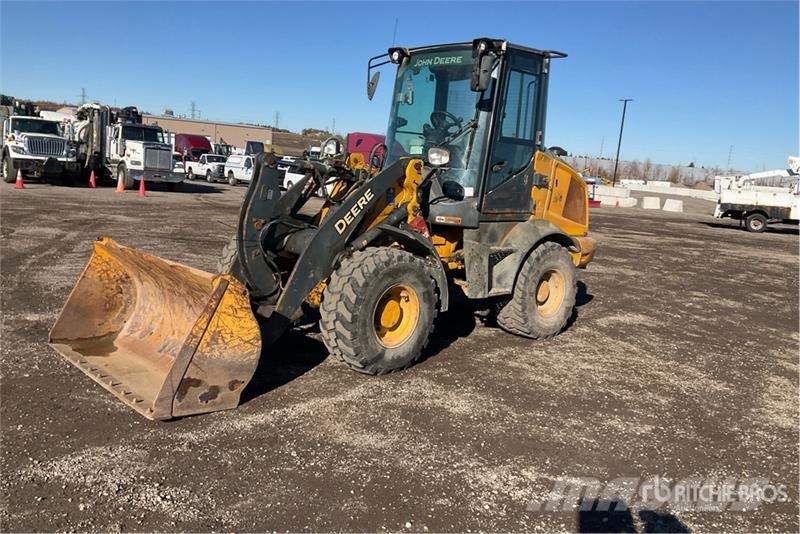 John Deere 244L Iekrāvēji uz riteņiem