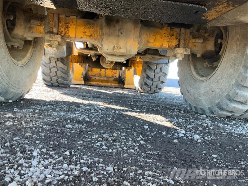 John Deere 244L Iekrāvēji uz riteņiem