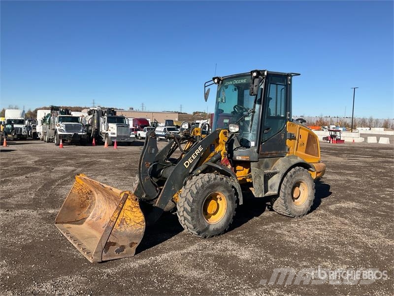 John Deere 244L Iekrāvēji uz riteņiem