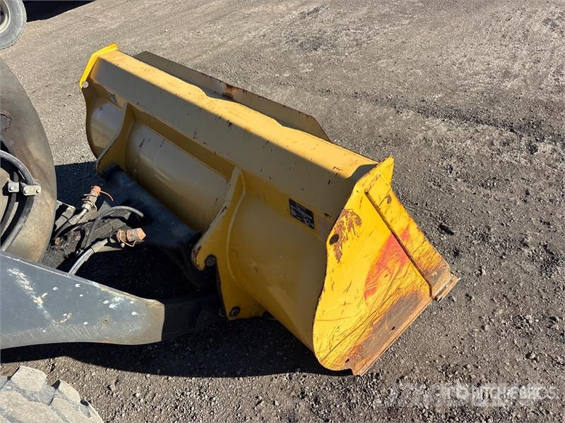 John Deere 244L Iekrāvēji uz riteņiem