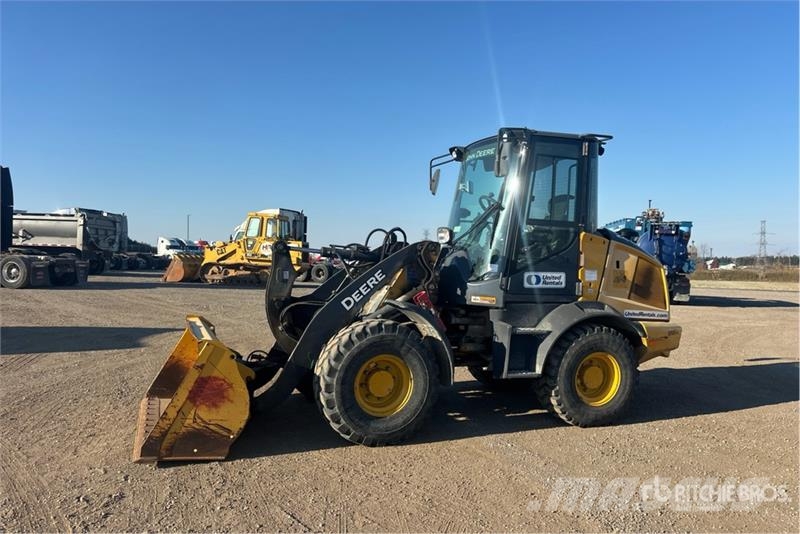 John Deere 244L 輪胎式裝載機