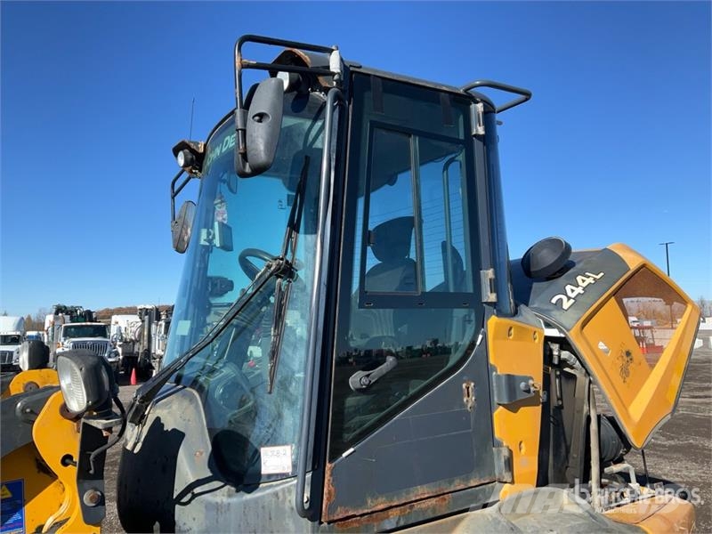 John Deere 244L Iekrāvēji uz riteņiem