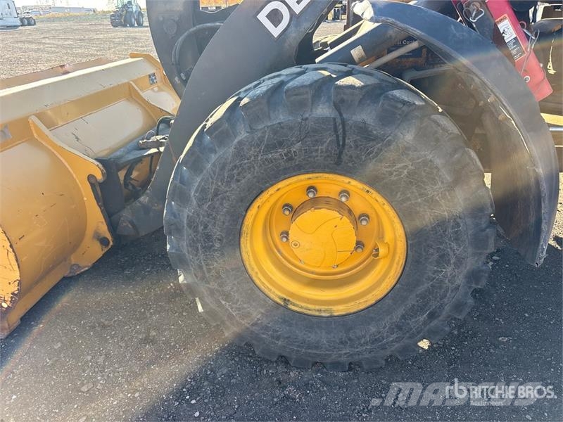 John Deere 244L Iekrāvēji uz riteņiem