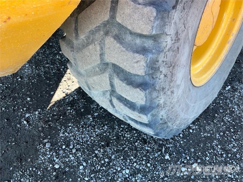 John Deere 244L Iekrāvēji uz riteņiem