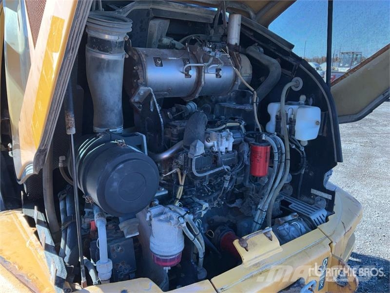 John Deere 244L Iekrāvēji uz riteņiem